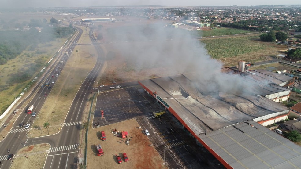 Atacadão na manhã desta segunda-feira: fogo controlado, risco de desabamento e muita fumaça — Foto: Chico Gomes/TV Morena