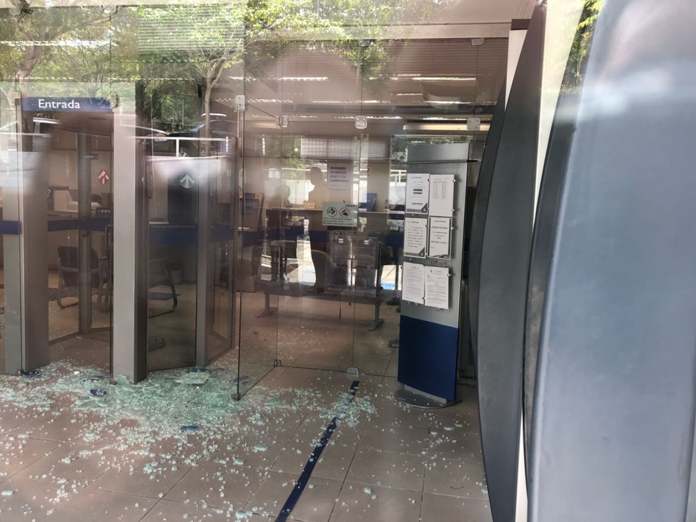 Assaltantes fizeram disparos e aterrorizaram clientes que estavam dentro da agência — Foto: Gustavo Xavier/TV Paraíba