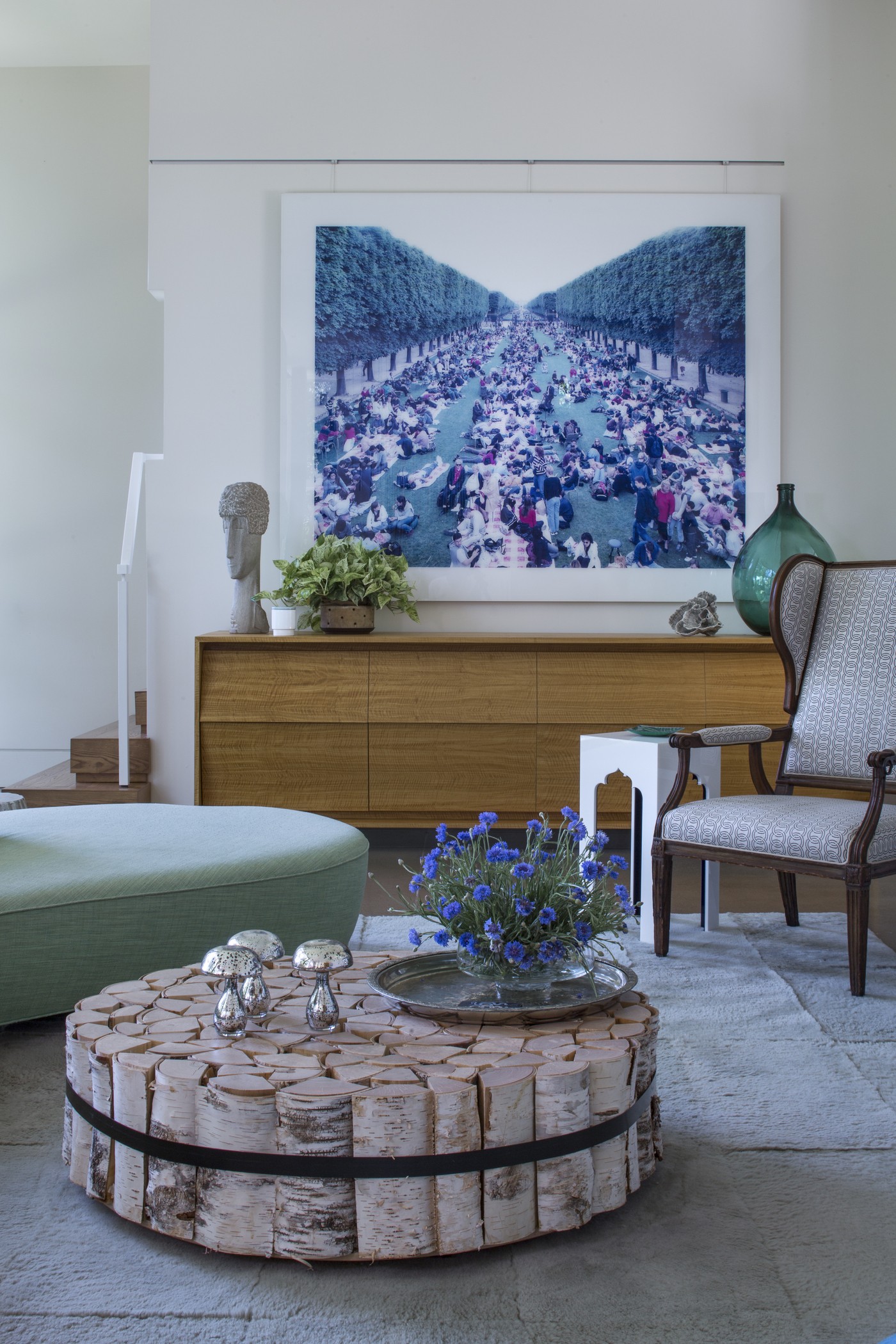 Décor do dia: sala de estar com pé-direito duplo e toques de cor (Foto:  Massimo Vitali)