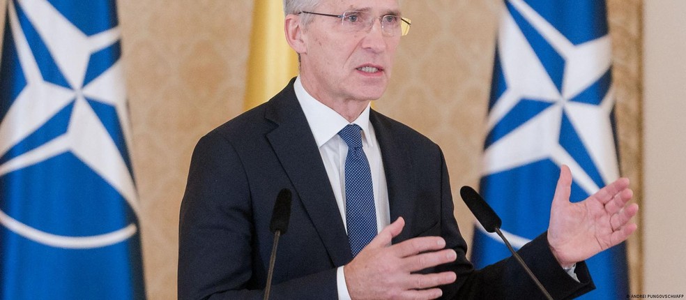 Jens Stoltenberg durante encontro de ministros da Otan em Bucareste — Foto: ANDREI PUNGOVSCHI/AFP