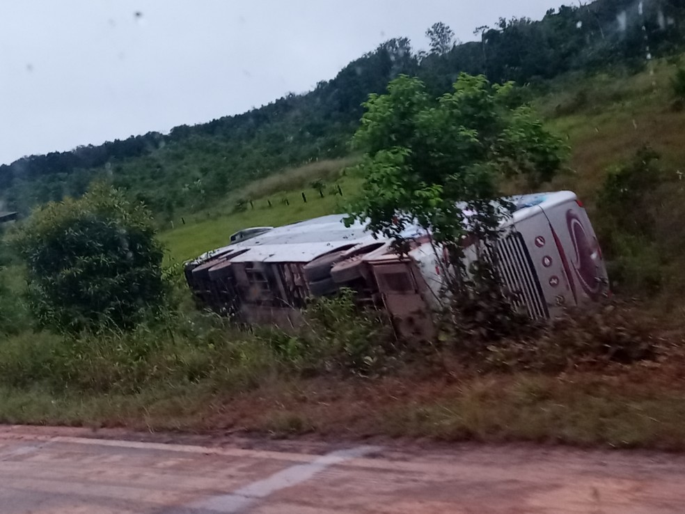 Ônibus tombou na região a vila Petrolina, região Sul do estado — Foto: Arquivo pessoal