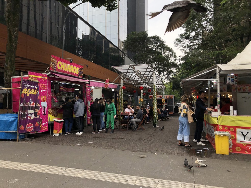 Trecho da Alameda Rio Claro conhecido como Alameda das Flores, na esquina com a Avenida Paulista, região central de São Paulo, tem barraquinhas de comida e food trucks — Foto: Patrícia Figueiredo/g1