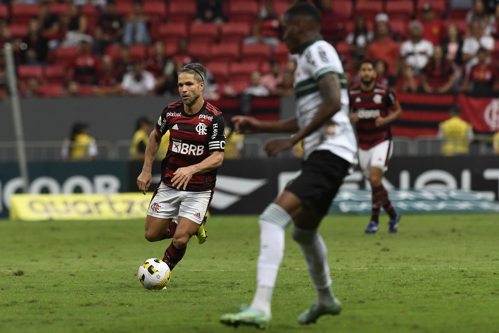Diego, do Flamengo, em ação contra o Coritiba — Foto: Mateus Bonomi/AGIF