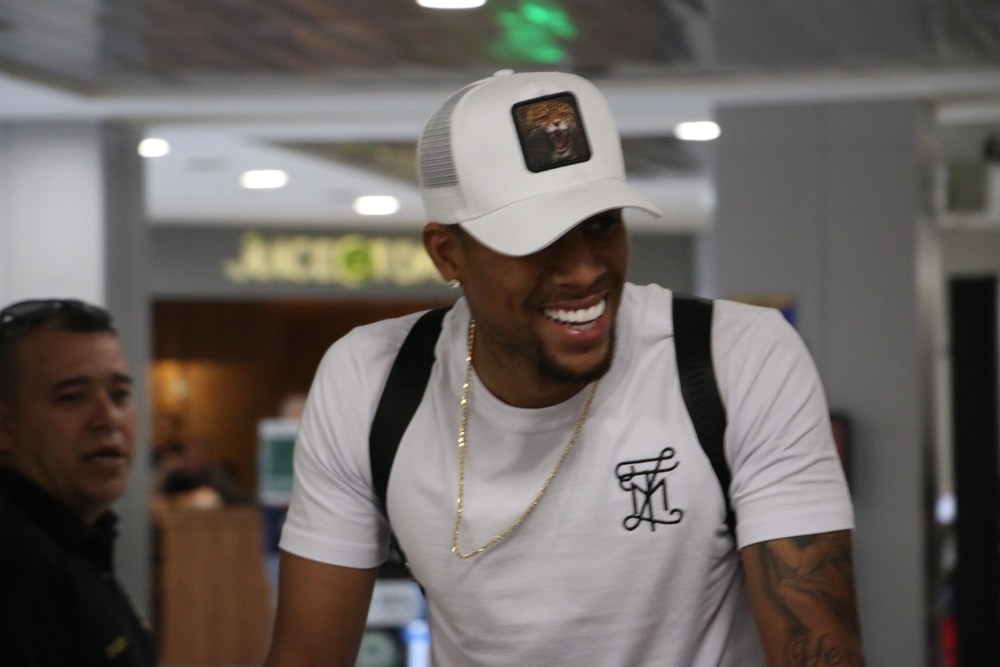 Emprestado pelo Corinthians, Gustagol desembarca em Porto Alegre para assinar com o Internacional