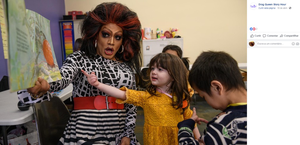 Crianças participam de atividades durante a contação de histórias. — Foto: Reprodução/Facebook
