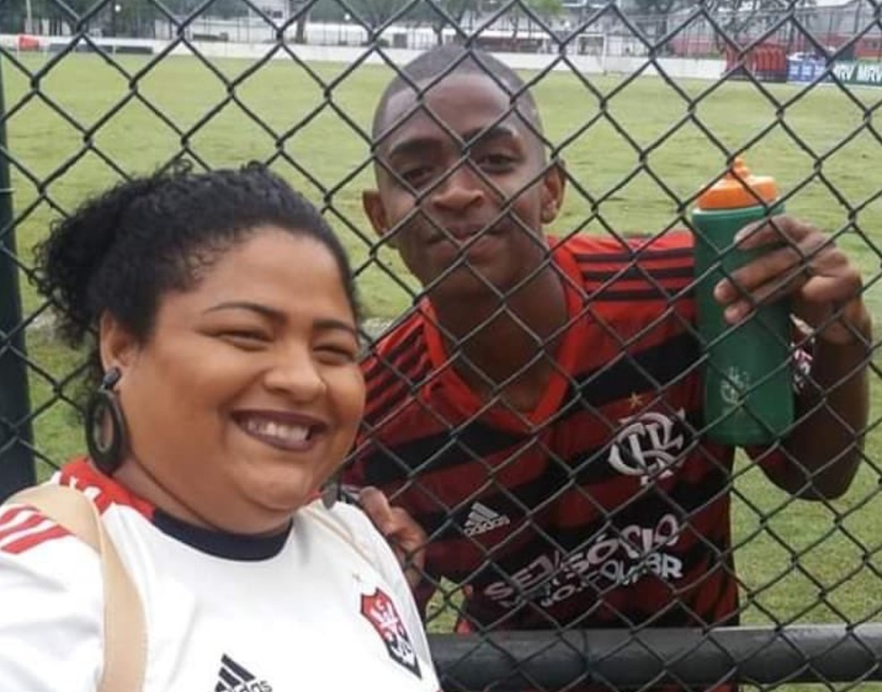 Ronald e sua mãe em um jogo do Sub-17 do Flamengo — Foto: Arquivo pessoal