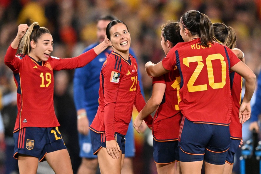 Espanha venceu a Inglaterra com gol de Carmona (esq.) e sagrou-se campeã da Copa do Mundo
