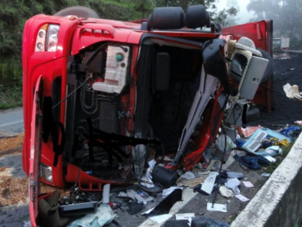 Caminhão, tombamento, BR-381, Cambuí (Foto: Polícia Rodoviária Federal)