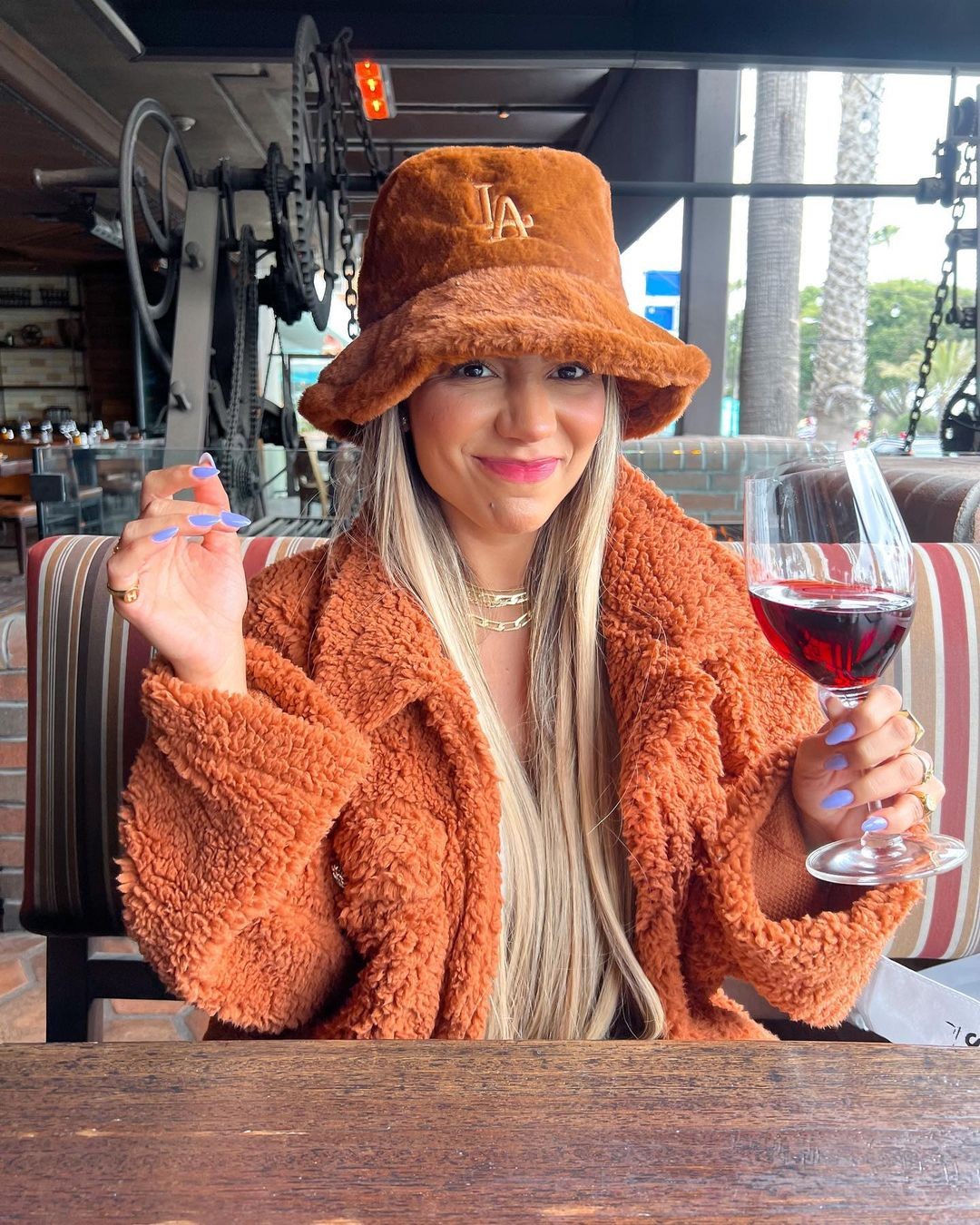 Hariany toma vinho em Los Angeles pós-término (Foto: Reprodução Instagram)