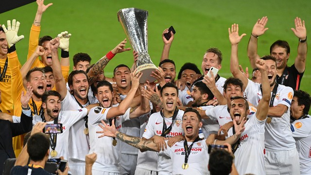 Jogadores do Sevilla comemoram título da Liga Europa