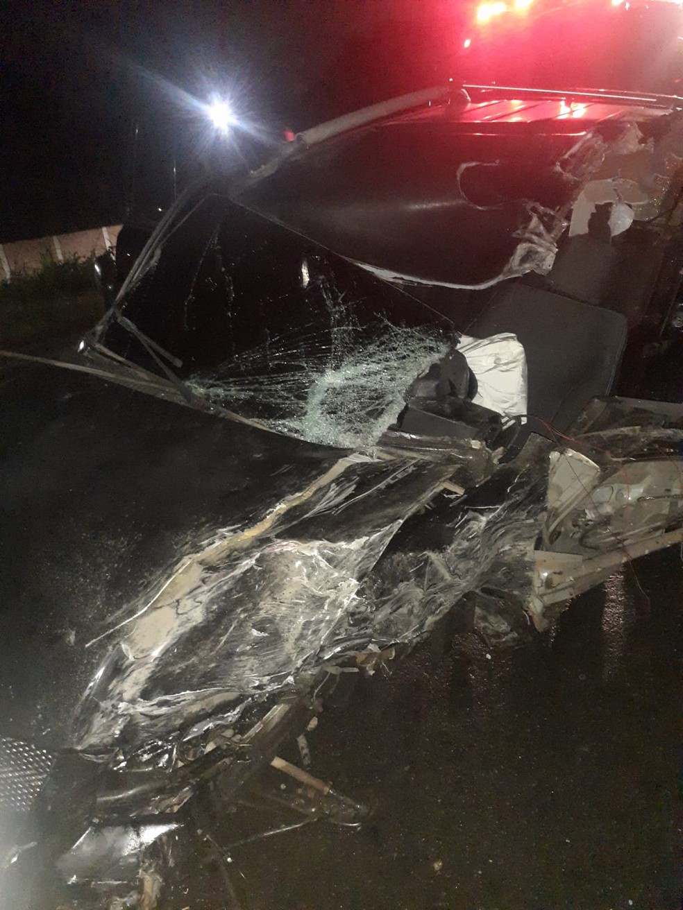 Carro do policial ficou destruído após colidir contra caminhão em Peruíbe — Foto: Reprodução