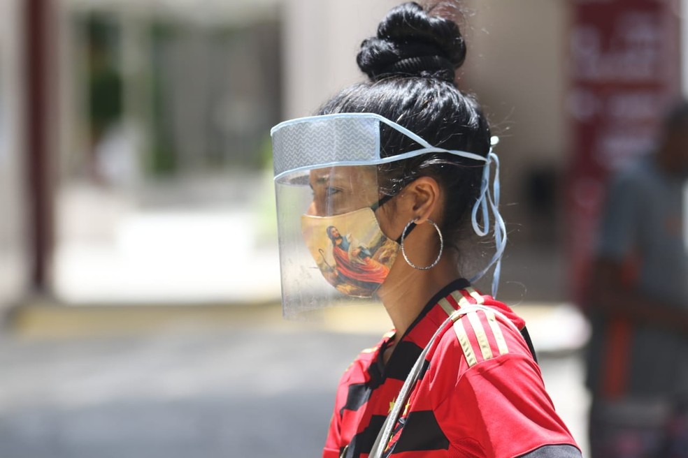 Candidata usa face shield e máscara para fazer prova do Enem em Recife no dia 24 de novembro. — Foto: Marlon Costa/Pernambuco Press