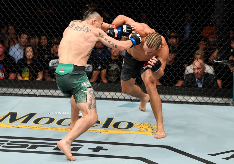 Urijah Faber acerta o overhando que nocauteou Ricky SimÃ³n no UFC Sacramento â?? Foto: Getty Images