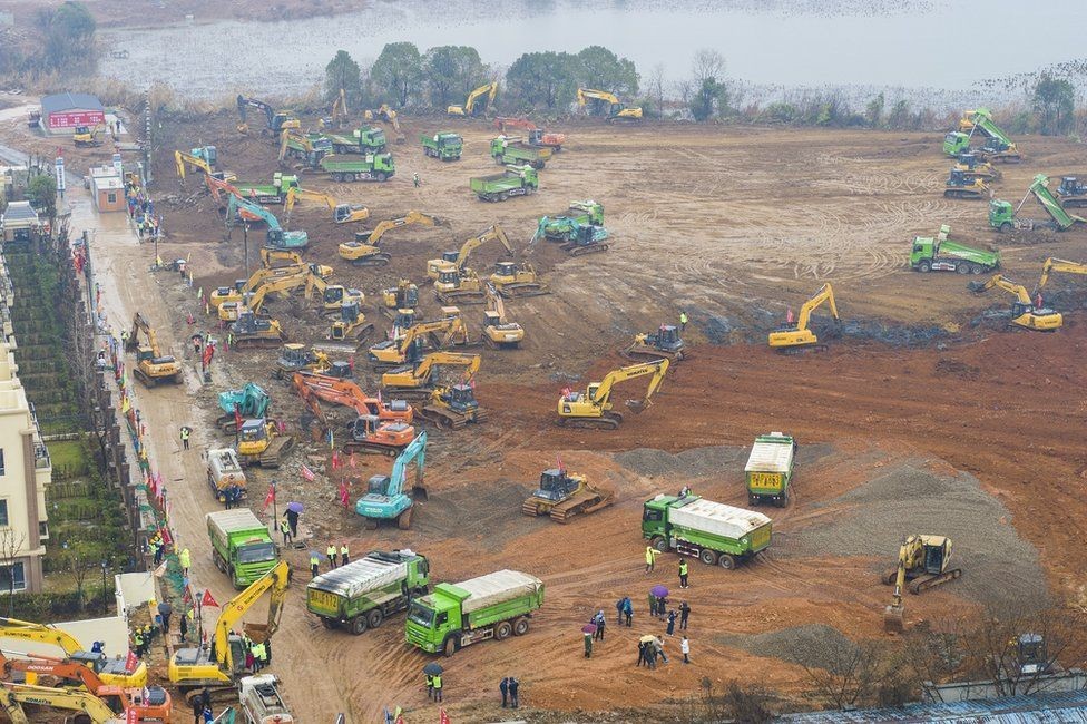 BBC - A construção do hospital levou 10 dias (Foto: Getty Images via BBC News)