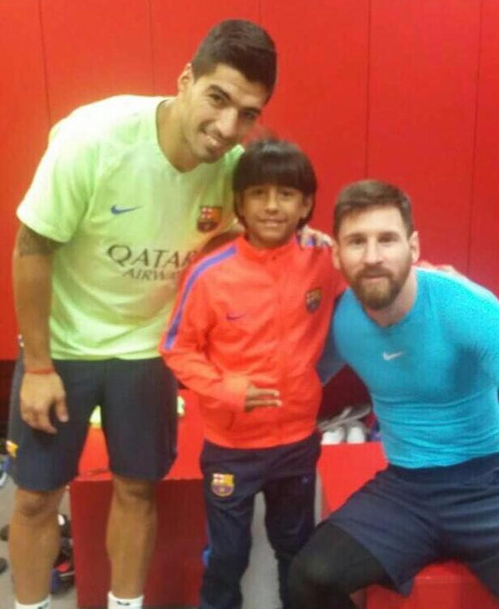 Manu com Messi e Suárez durante passagem pelo Barcelona, em 2017 — Foto: Arquivo pessoal