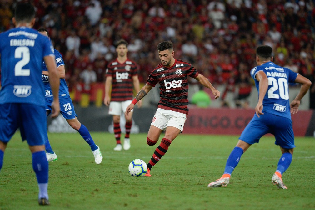 Arrascaeta em a&ccedil;&atilde;o pelo Flamengo na primeira e &uacute;nica vez contra o ex-clube &mdash; Foto: Divulga&ccedil;&atilde;o / Flamengo