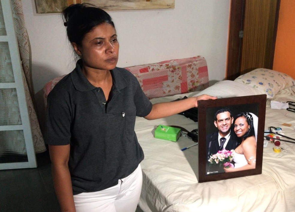 Fabiana, irm&atilde; de Juliana, no quarto onde a v&iacute;tima foi encontrada  &mdash; Foto: Fernando Daguano/TV TEM