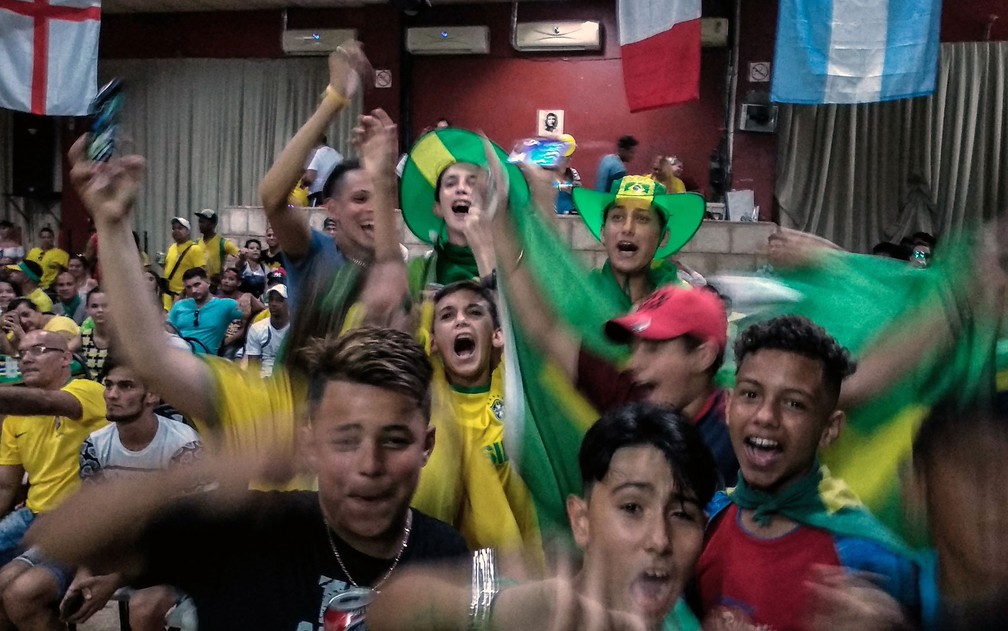 Cubanos comemoram vitória do Brasil na Copa do Mundo da Rússia na cidade cubana de Bauta (Foto: Adalberto Roque/AFP)