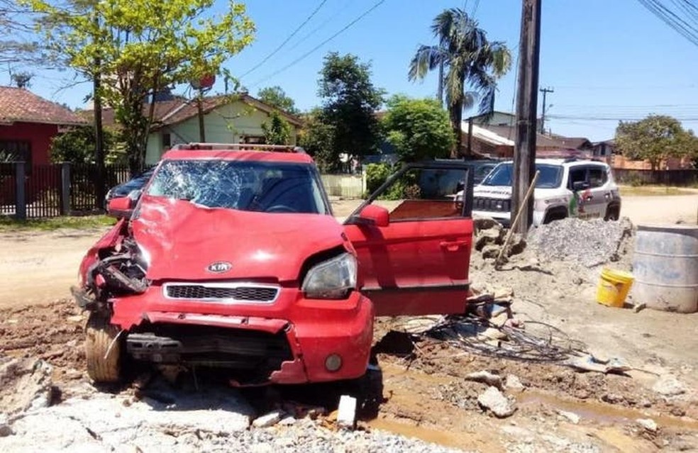 Carro de motorista suspeito de atropelar duas ciclistas em Joinville — Foto: Polícia Militar/Divulgação