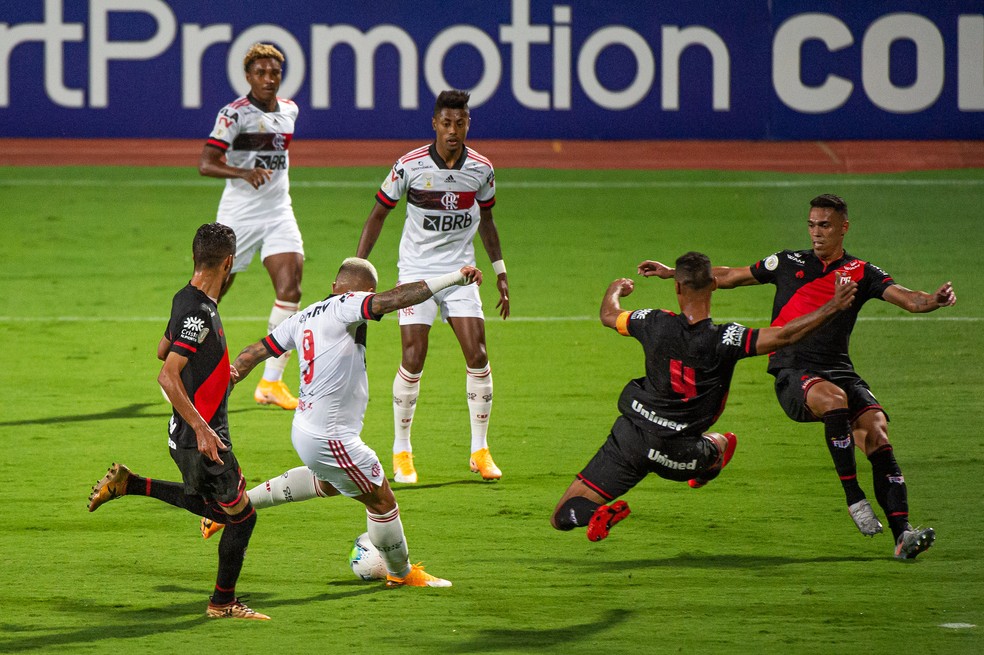 Gabigol tenta finalização na derrota do Flamengo — Foto: Alexandre Vidal