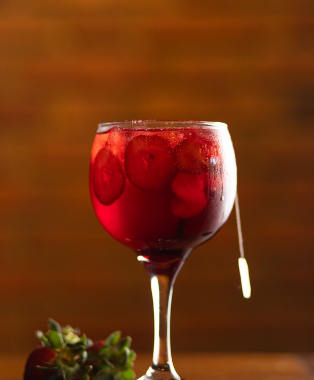 Finalize com morangos fatiados verticalmente seu gin com chá de frutas vermelhas (Foto: Paulo Colen / Divulgação)