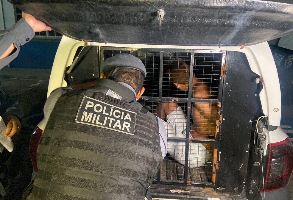 Suspeito do crime foi levado para Delegacia Especializada em Homicídios e Sequestros (DEHS). — Foto: Patrick Marques/G1 AM