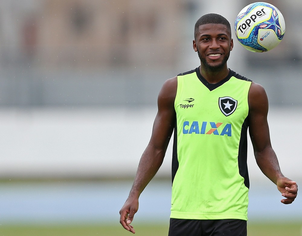  Dirigentes conversam, e Palmeiras deve superar Corinthians por zagueiro do Bota