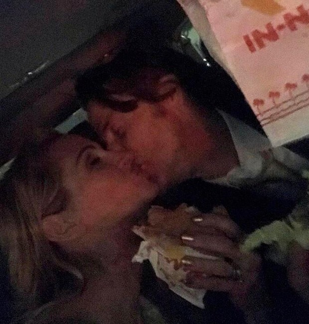 Após o Globo de Ouro, Julia Roberts termina a noite como você: deliciando-se com um bom hambúrguer (Foto: Instagram/ Reprodução)