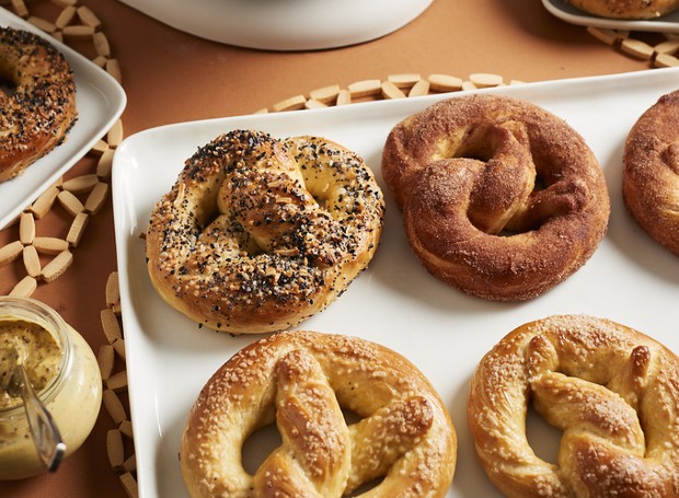 Você pode preparar em uma mesma assadeira pretzels salgados e doces (Foto: KitchenAid / Divulgação)