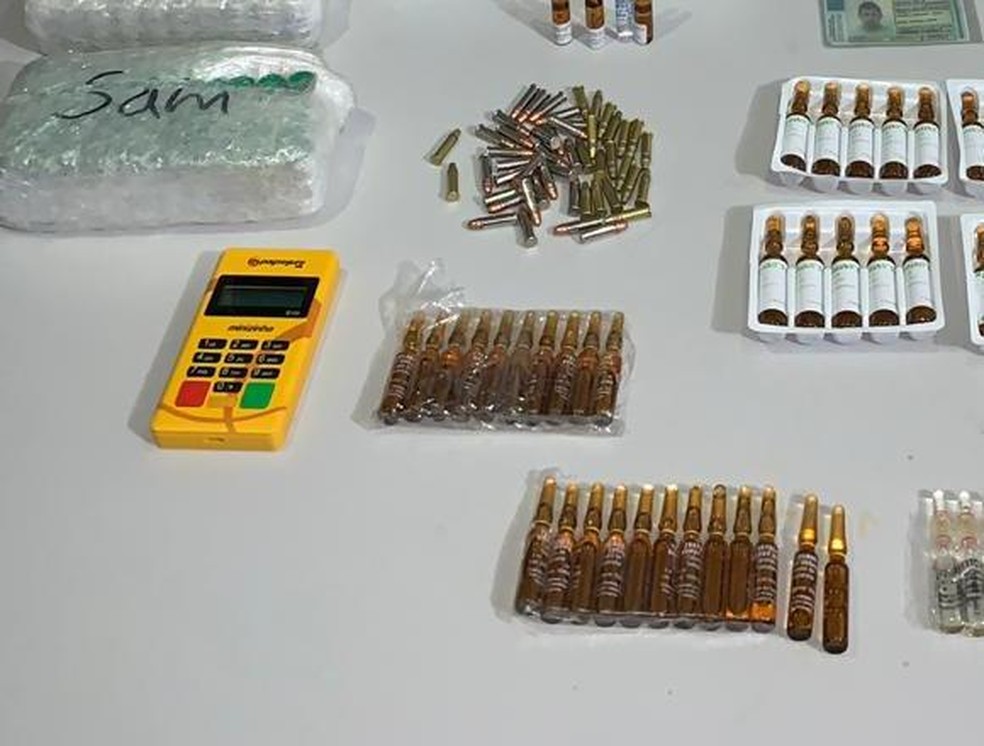 Anabolizantes e máquina de cartão foram apreendidos — Foto: Polícia Civil-MT/ Divulgação