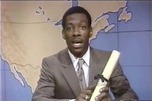 O ator Eddie Murphy no programa Saturday Night Live no início dos anos 80 (Foto: Reprodução)