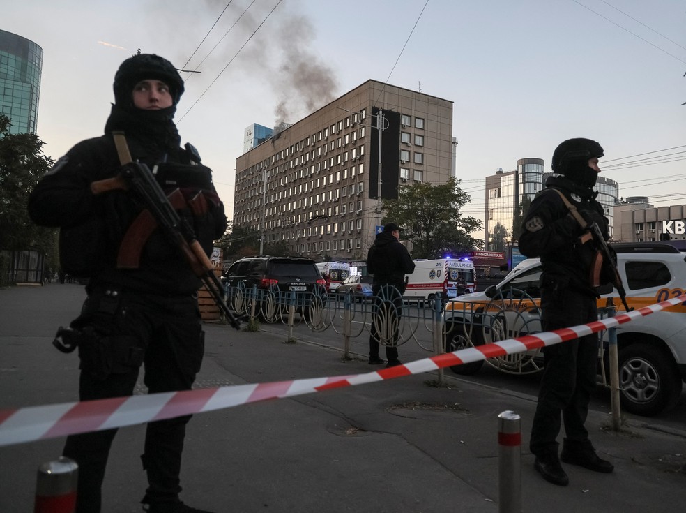 Forças ucranianas mobilizadas nas ruas de Kiev em 17 de outubro de 2022 — Foto: Gleb Garanich/REUTERS