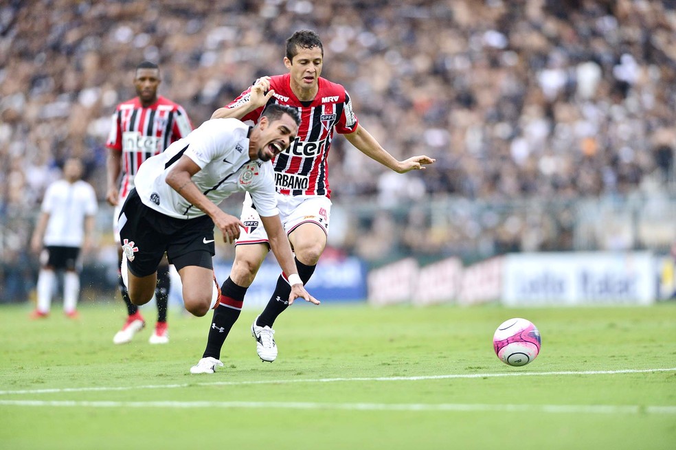 Anderson Martins foi titular no clássico contra o Corinthians (Foto: Marcos Ribolli)