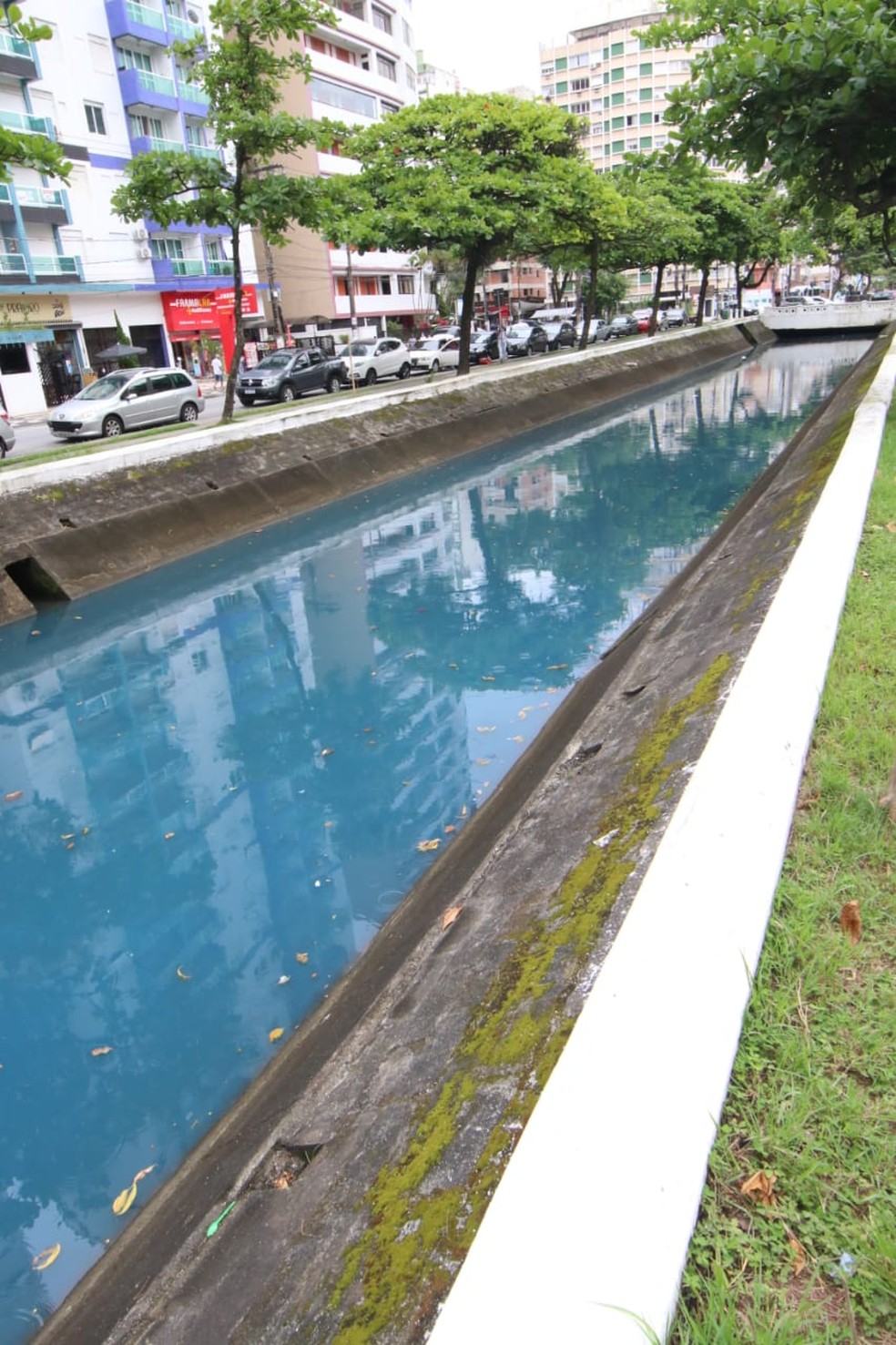 O Canal 1 de Santos também ficou azul — Foto: Alex Ferraz/Jornal a Tribuna