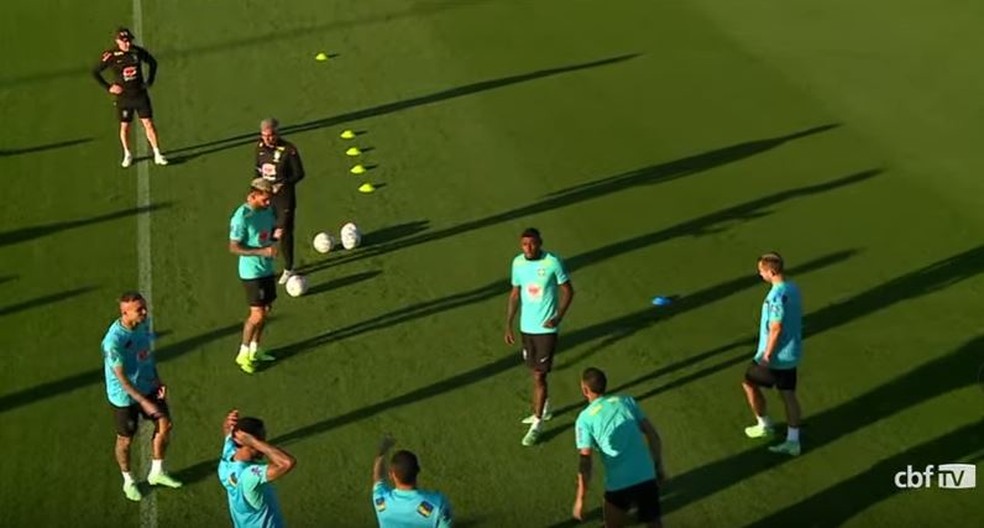 Cebolinha (de colete da mesma cor do uniforme de treino) pode ser uma das novidades de Tite � Foto: Reprodu��o