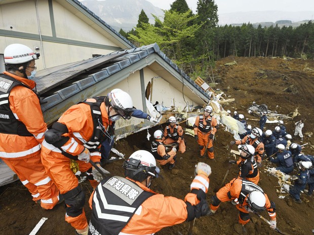 Equipes de resgates continuam nesta terça-feira (19) em busca de sobreviventes após terremoto, atingiu a região de Kumamoto, no Japão  (Foto: Yohei Fukai/Kyodo News via AP)