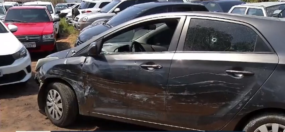 Carro ficou com marcas de tiros após troca de tiros com a PM — Foto: Reprodução
