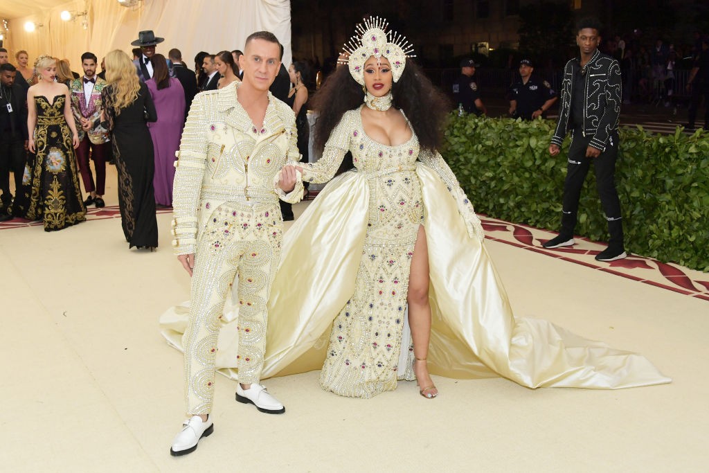 Grávida, Cardi B vai ao Met Gala por Jeremy Scott Vogue