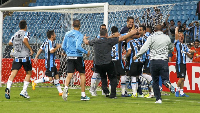 Gremistas exaltam nova postura no 2º tempo e celebram passagem sofrida