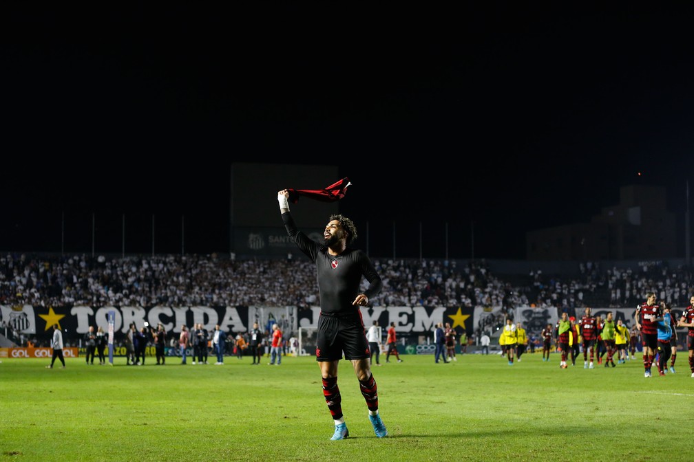 Gabigol gira a camisa do Flamengo com a torcida do Santos ao fundo — Foto: Gilvan de Souza/Flamengo