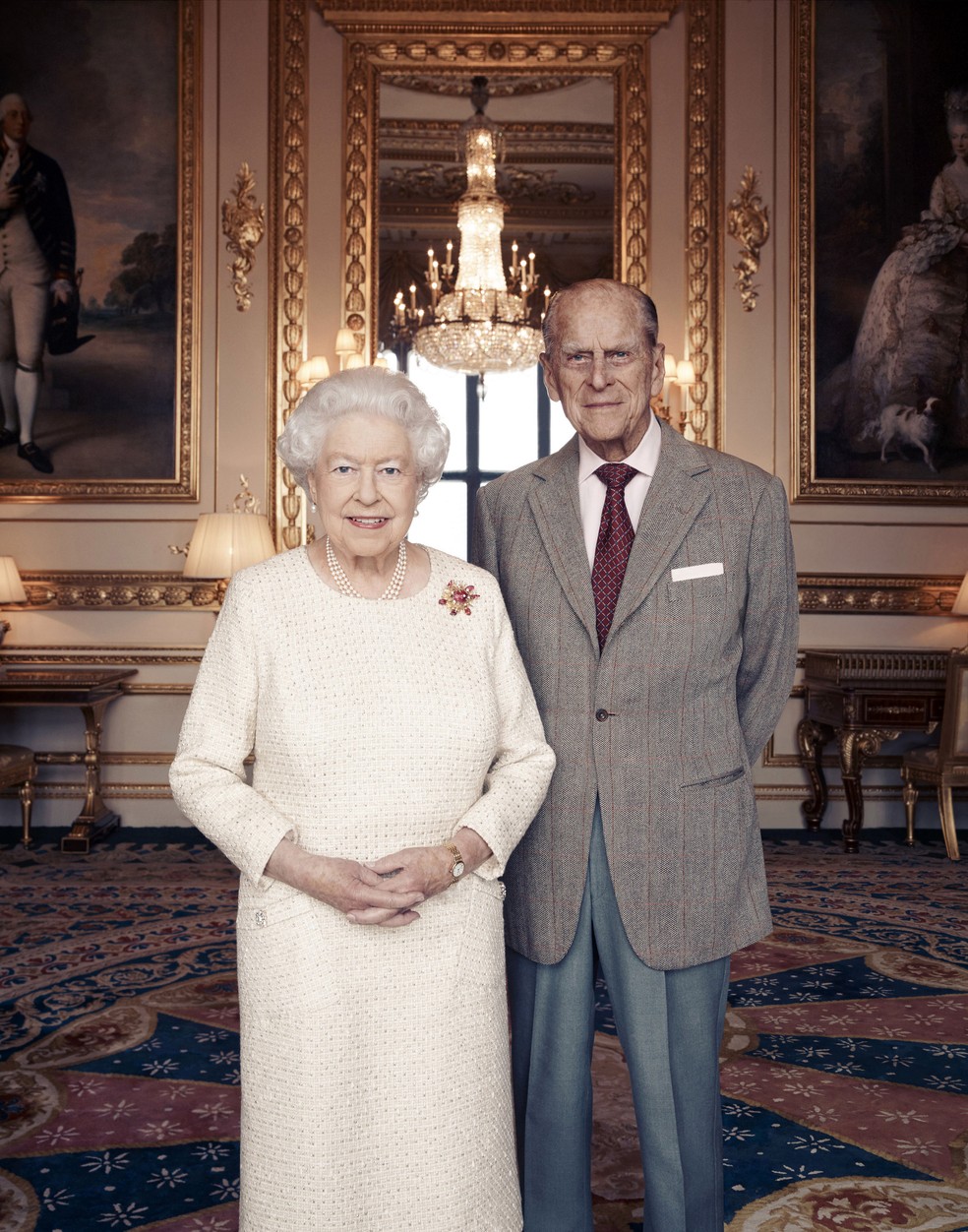 Rainha Elizabeth ao lado do príncipe Phillips em foto do início do mês (Foto: Matt Holyoak/Camera Press via AP)