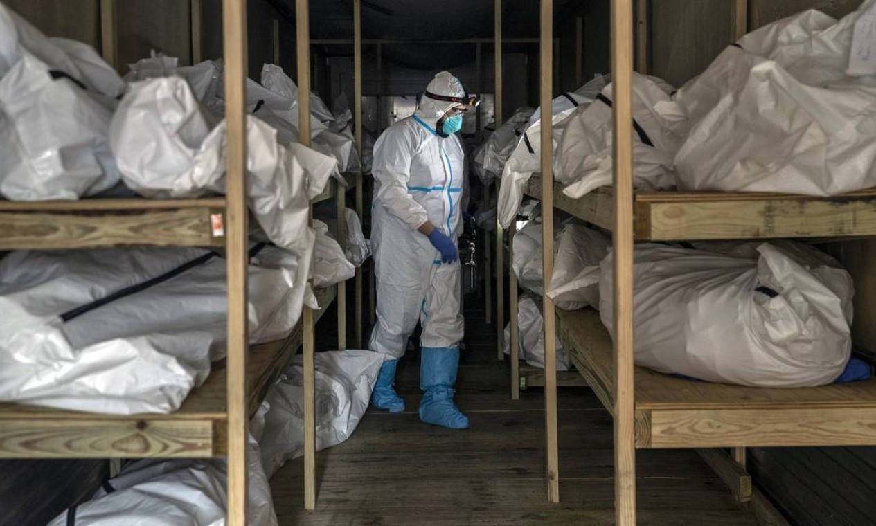 Corpos empilhados em um trailer refrigerado no Brooklyn Hospital Center, em Nova York, em abril de 2020. Mais de 20 mil nova-iorquinos morreram na primavera de infecções por coronavírus — Foto: VICTOR J. BLUE / The New York Times