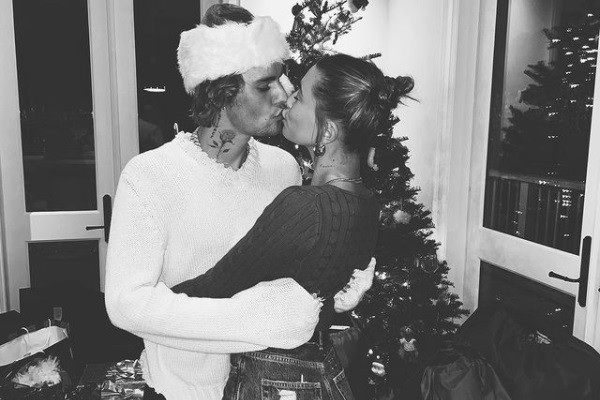 Justin Bieber e Hailey Baldwin comemorando o Natal (Foto: Instagram)