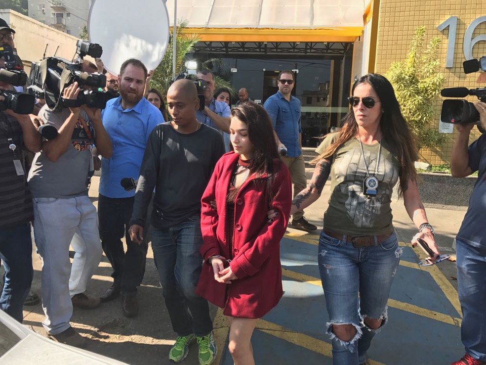 Renata Cirne, namorada do homem conhecido como Doutor Bumbum, foi presa e levada para Benfica (Foto: Alba Valéria Mendonça/ G1)