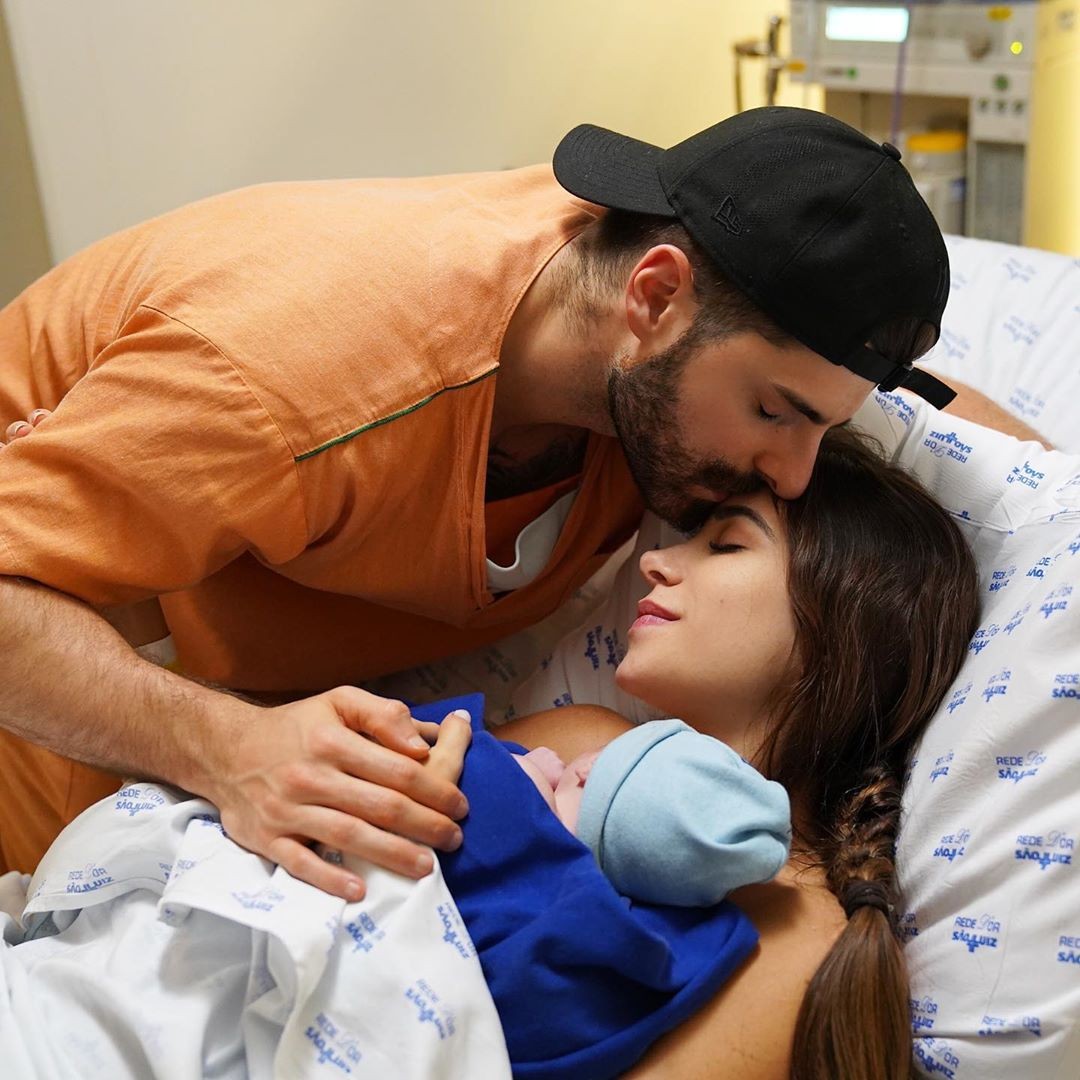 Alok beija Romana Novais depois do parto (Foto: Reprodução/Instagram)