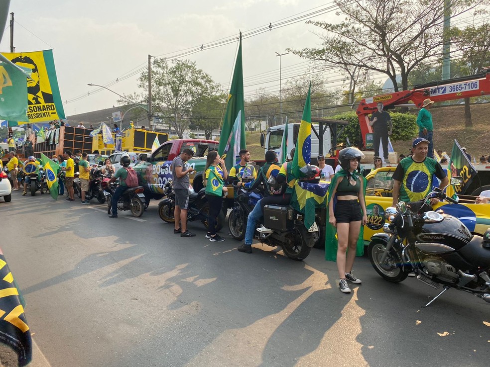 Manifestação aguardaram início da carreata na Av. Rubens de Mendonça, em Cuiabá. — Foto: Carla Salentim/TV Centro América
