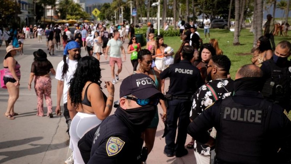 O governo local aumentou o policiamento em Miami Beach nas semanas do 'spring break' — Foto: Reuters