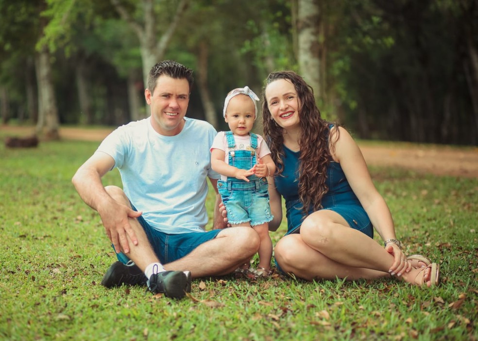 Sarah com os pais; menina morreu no ataque a creche de Saudades  — Foto: Evandro Sehn/Arquivo pessoal