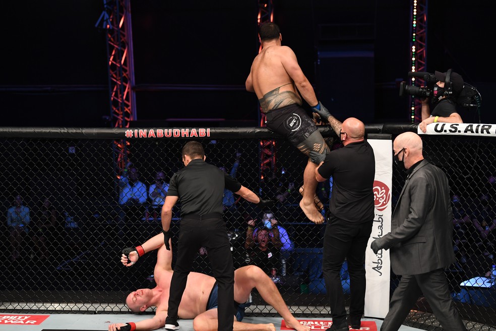Tai Tuivasa venceu Stefan Struve por nocaute aos 4m59s do R1 — Foto: Getty Images