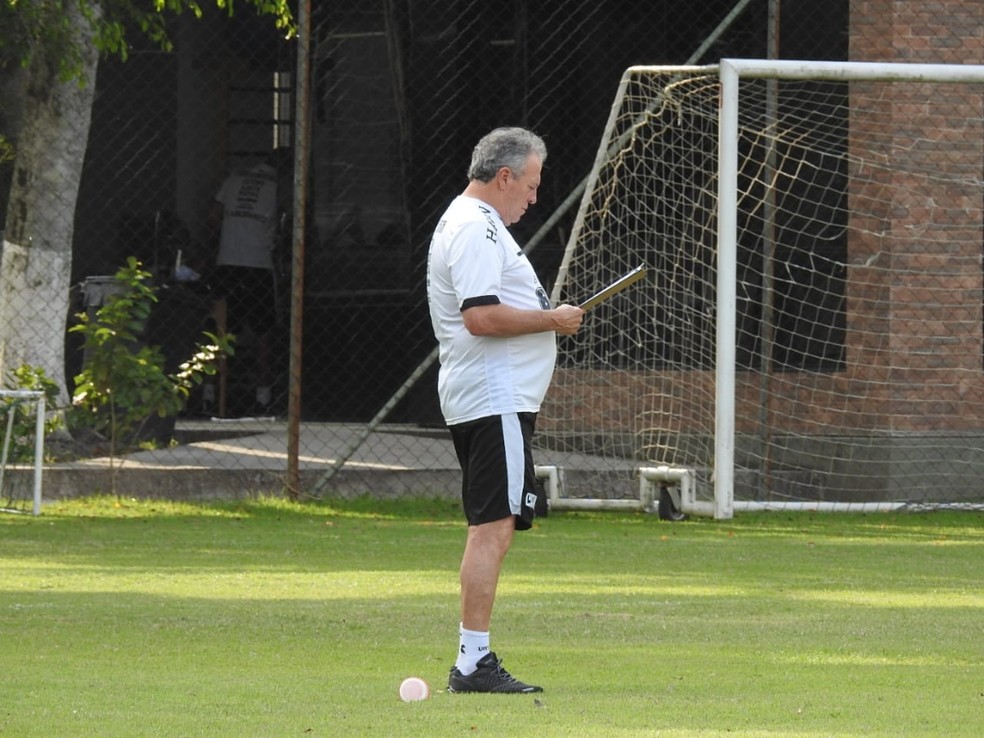 Abel Braga treinou o Vasco até o último dia 15 — Foto: Hector Werlang